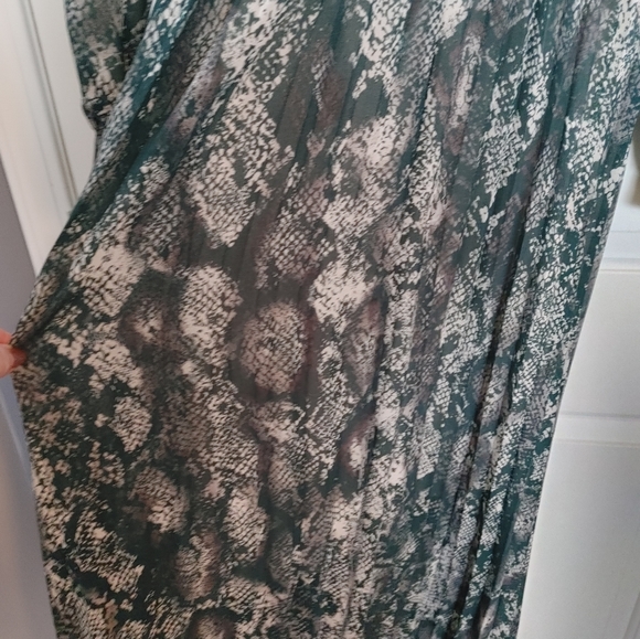 Ava & Viv Long Green & White Flowy Pleated Dress! Size 1x - Picture 7 of 12